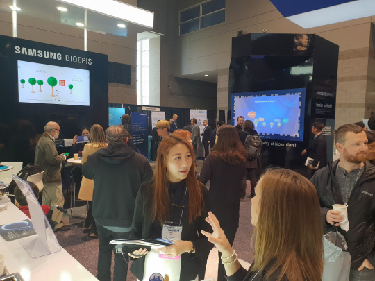 지난 19일(현지시간) 미국 시카고 맥코믹 전시장에서 개막한 '2018 ACR(미국 류마티스 학회)'에서 관람객들이 삼성바이오에피스의 홍보 부스를 둘러보고 있다.<삼성바이오에피스 제공>